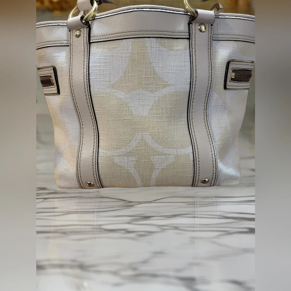 Coach Vintage GiGi Signature Tan And Off White Linen Combination. - Picture 4 of 8